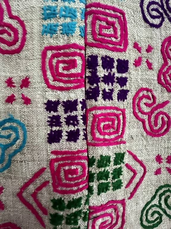 Robes: Robe Thaïlandaise brodée à la main – D'occasion à Sion par Alvaten 4