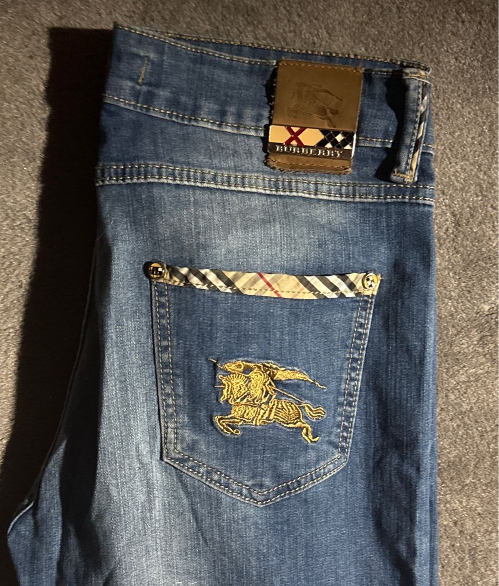 Burberry Jeans: Jeans Burberry original  – Gebraucht aus Lausanne von def_7qwq