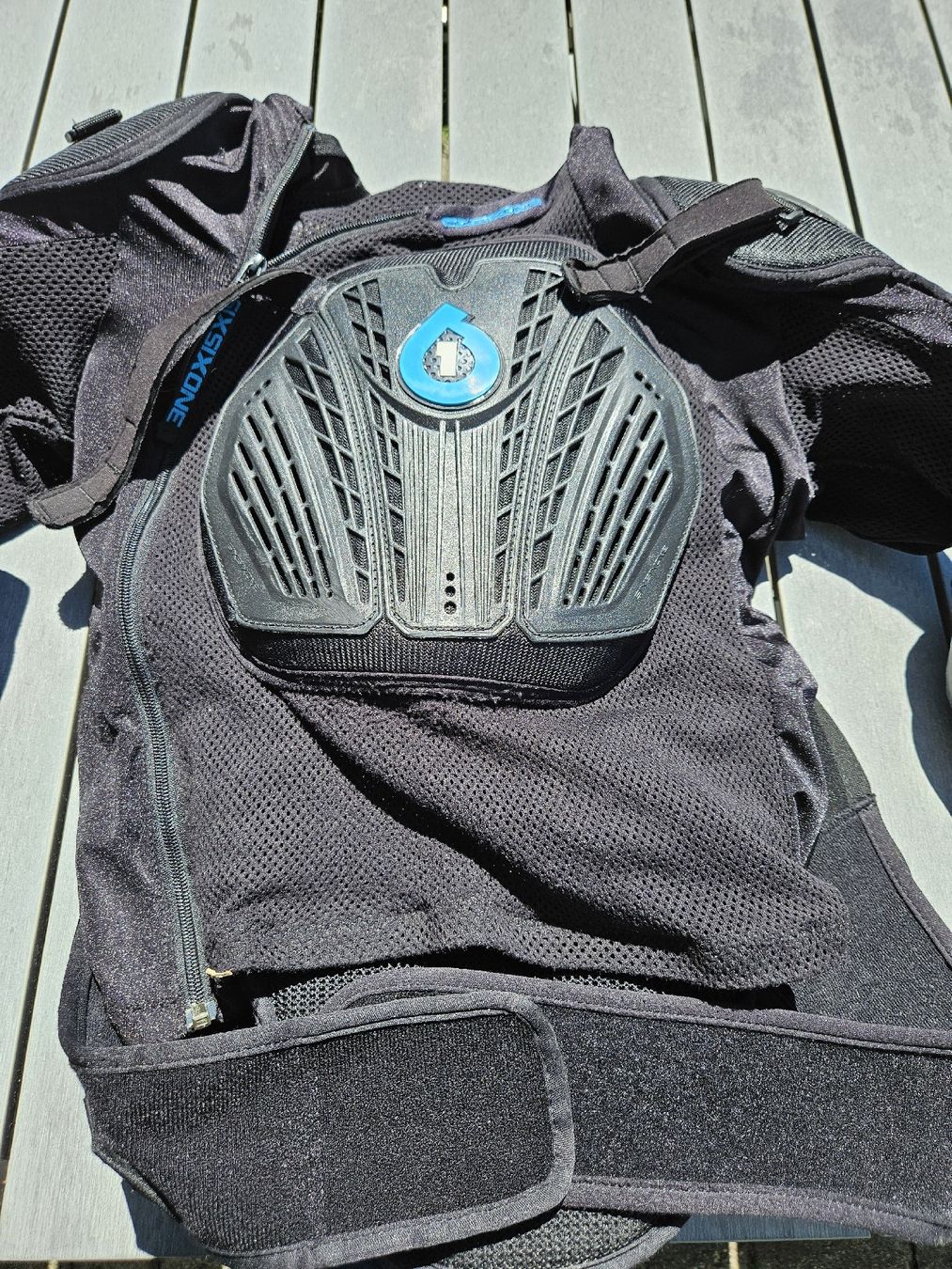 Schutz & Schoner: Protektorenjacke Sixsixone – Gebraucht aus Sins von Flash-man 2