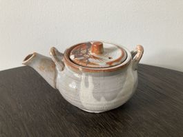Wunderschöne, traditionelle Teekanne aus Japan, alt, perfekt