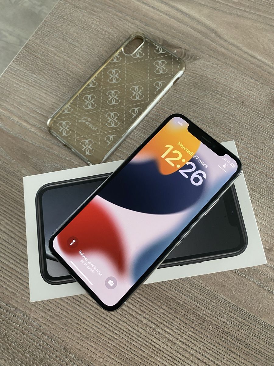 Apple Handys / Smartphones: iPhone X 256GB Silver + étui Guess – Gebraucht aus Delémont von Emi-98