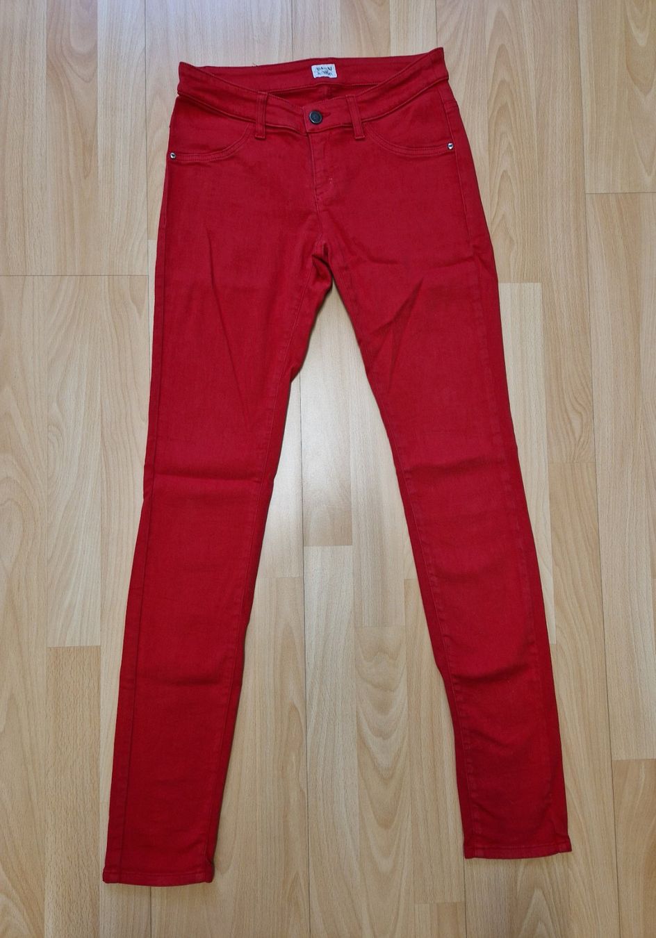 Armani Pantaloni: Armani Junior - Rote Jeans Gr. 144 – Usato da Fribourg venduto da gua_7jvq