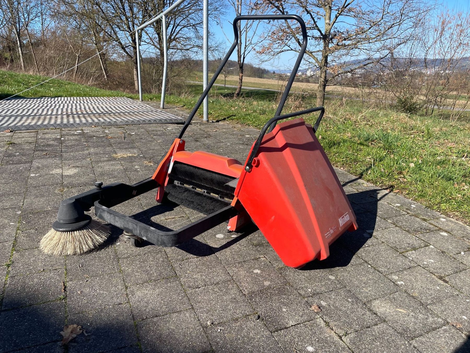 Hako Tutte le macchine: Handkehrmaschine HAKO Profi-Flipper – Usato da Wauwil venduto da Tome61 2