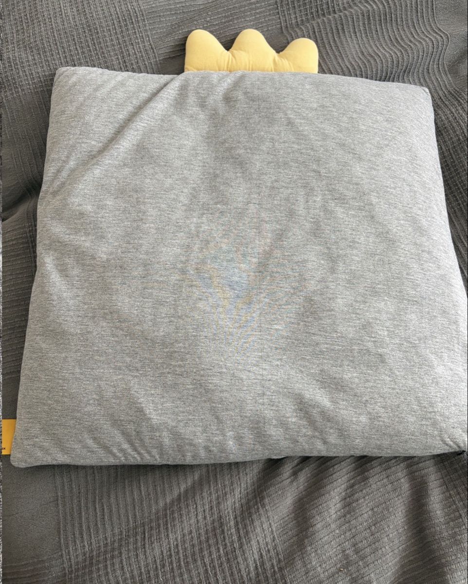 Cuscini: Mustache Pillow with Crown - Decorative and Fun! – Usato da Montreux venduto da m.mlkstn 2