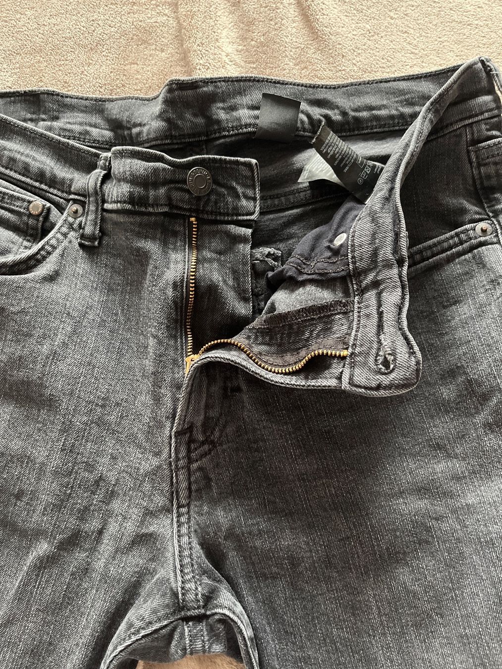 H&M Pantaloni: Pantalon gris H&M – Usato da Le Locle venduto da Mayd_h 5