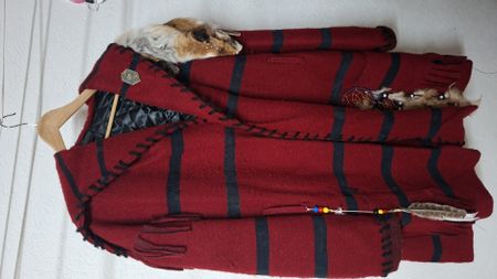 4 Fasnachtskleider Trapper. Familienset mit Mantel rot.