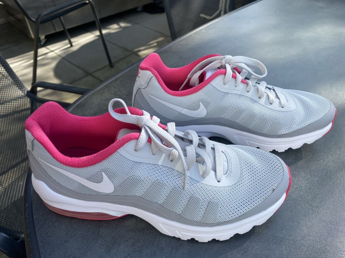 Nike Scarpe da donna: NIKE TURNSCHUHE Grösse 40.5 – Usato da Buochs venduto da mel_dc2n 1