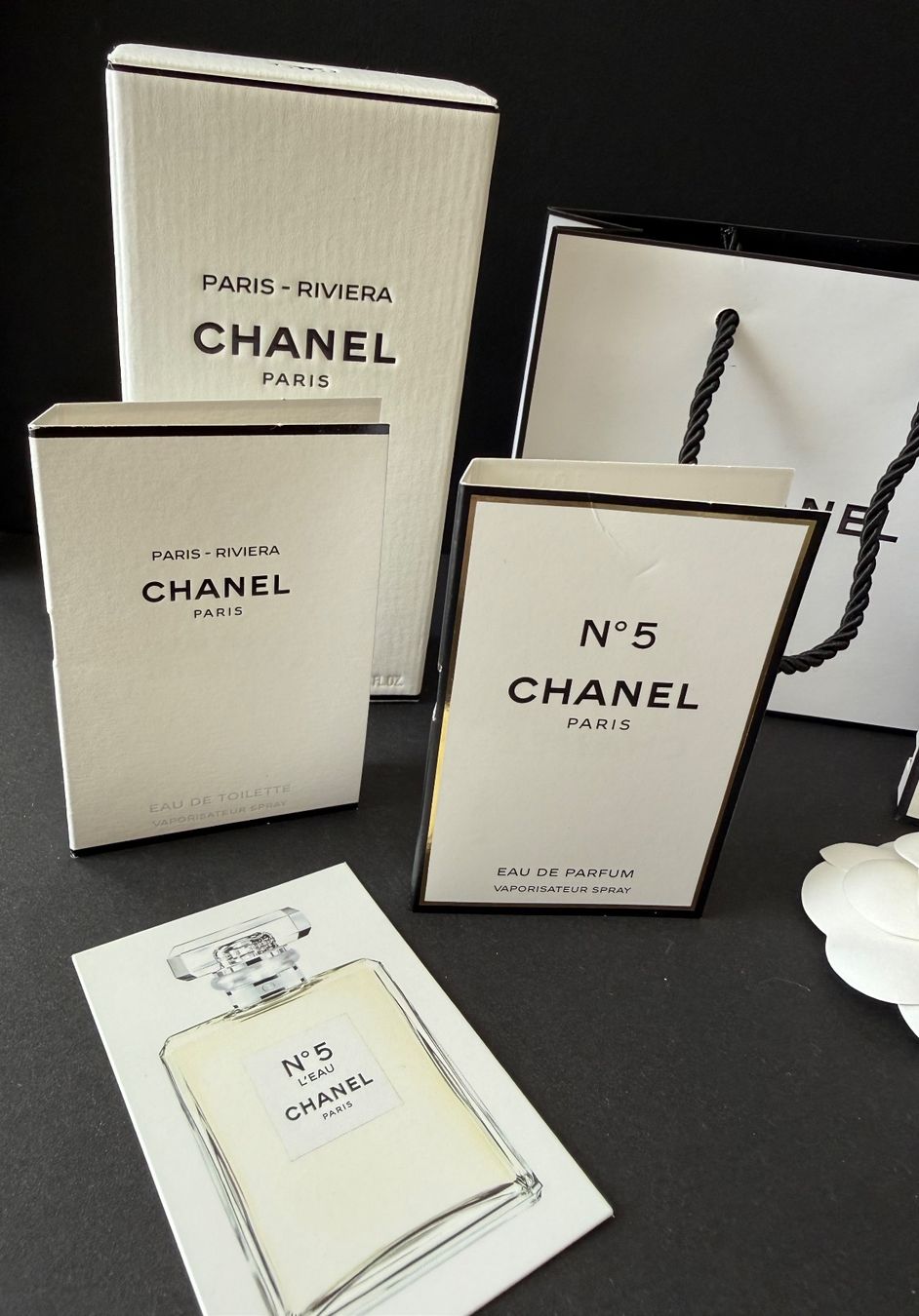 Chanel Borse: CHANEL - Parfumminis  Papiertasche Kamelie Geschenksband – Nuovo (secondo la descrizione) da St. Gallen venduto da aracne 2