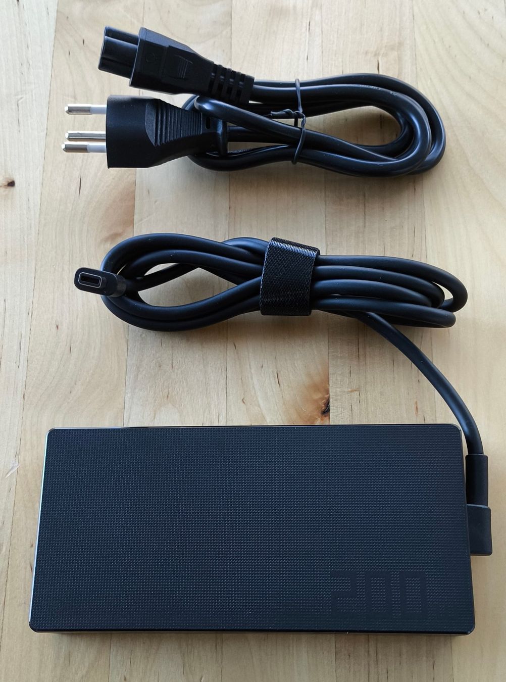 Asus Caricabatterie: Chargeur pour notebook ASUS 200W prise rectangulaire – Nuovo (secondo la descrizione) da Le Pâquier-Montbarry venduto da Jivens