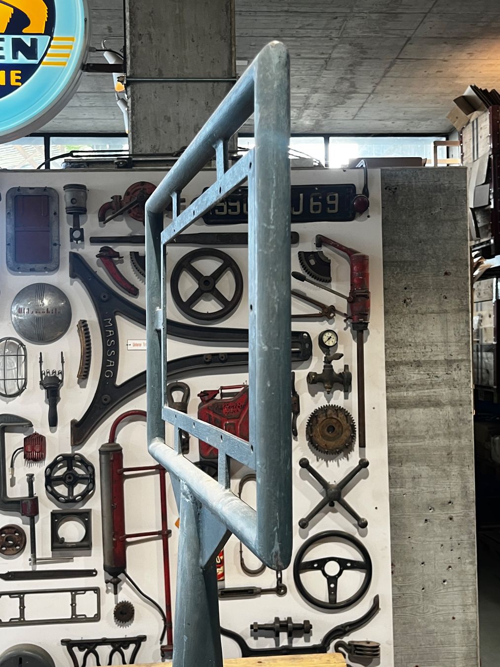 Ecriteaux: Altes Schild / Wegweiser auf Betonsockel – D'occasion à Luzern par Fracht-Design 6