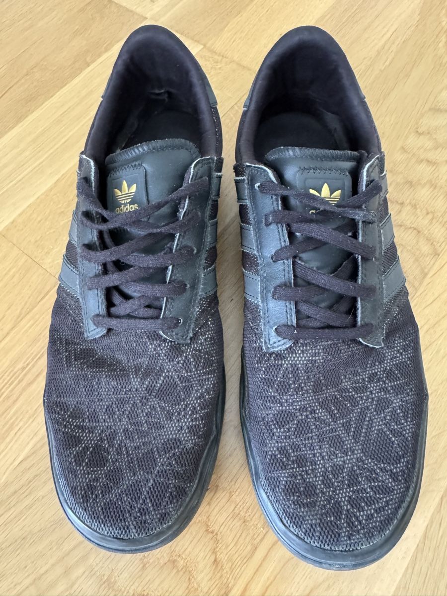 Chaussures hommes: Sneaker Addidas Grösse 44. 2/3 – D'occasion à Regensdorf par scheissspiel