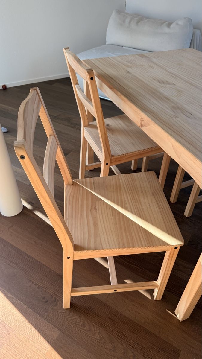 Ikea Set de table et chaises: Dining Table with Four Matching Chairs, Light Wood – D'occasion à Kloten par filipabyana 1