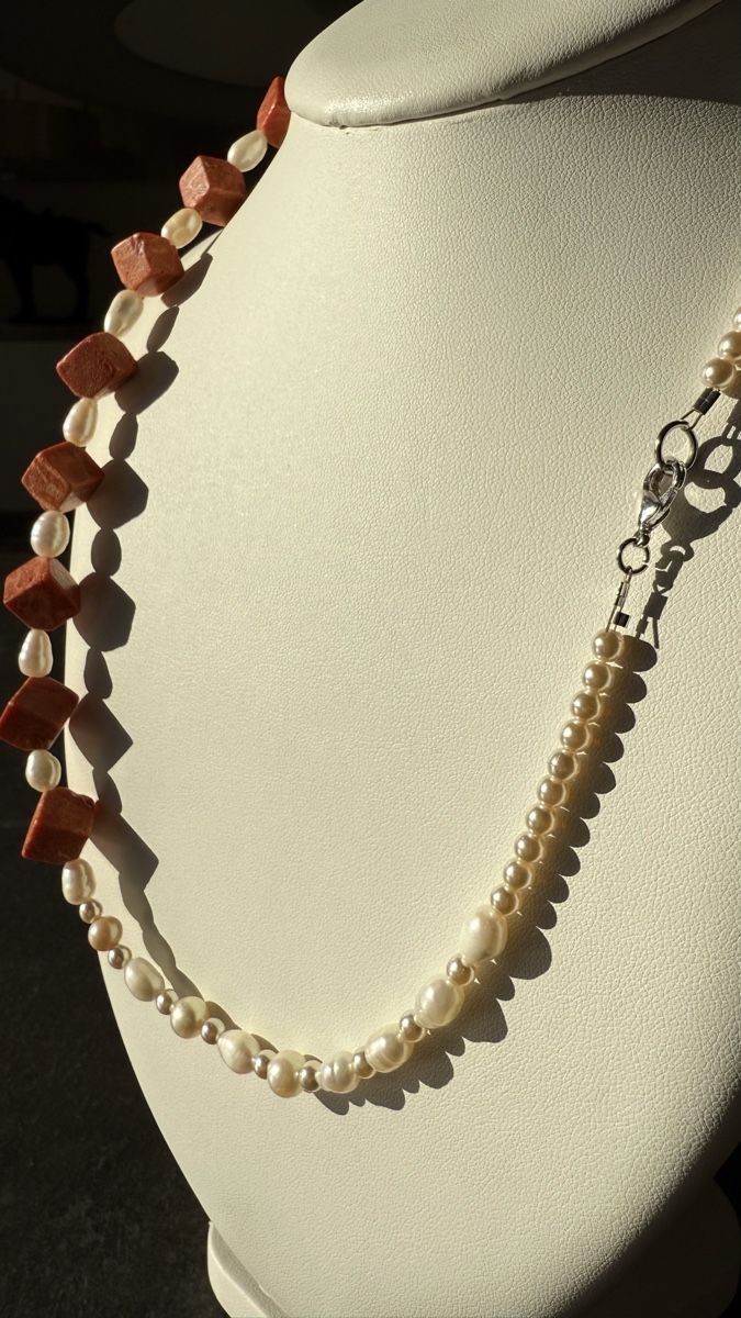 Colliers: Collier perles et corail ! Élégant, parfait ✨ – D'occasion à Nyon par stylevintage79 2