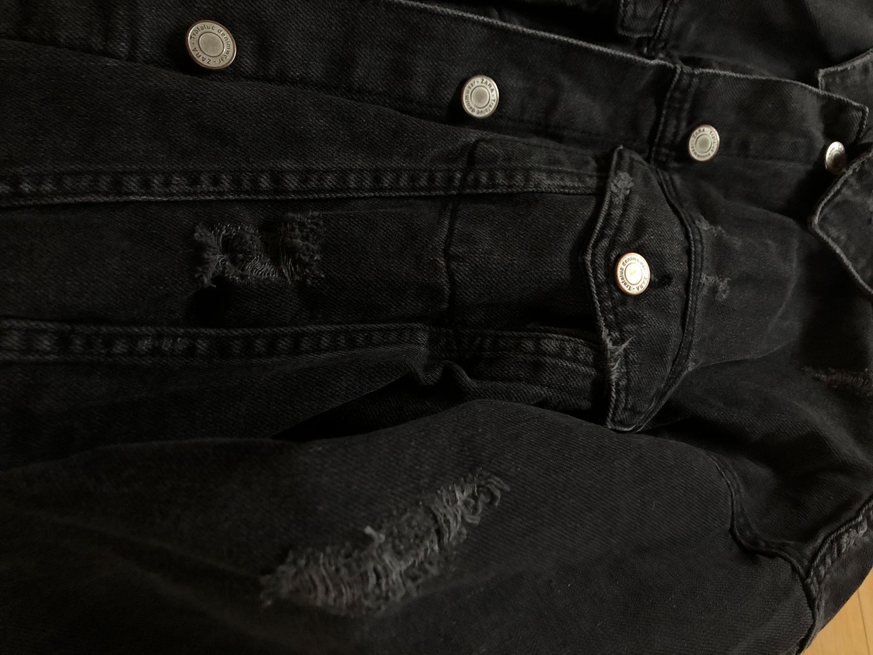 Zara Giacche: Veste en jean noir effet déchiré – Usato da Bulle venduto da sop_ct6x 3
