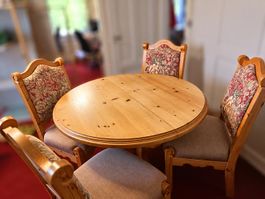 Runder Massivholz-Esstisch mit 4 Stühlen – ausziehbar