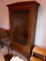 Elegante antike Holzvitrine  restauriert