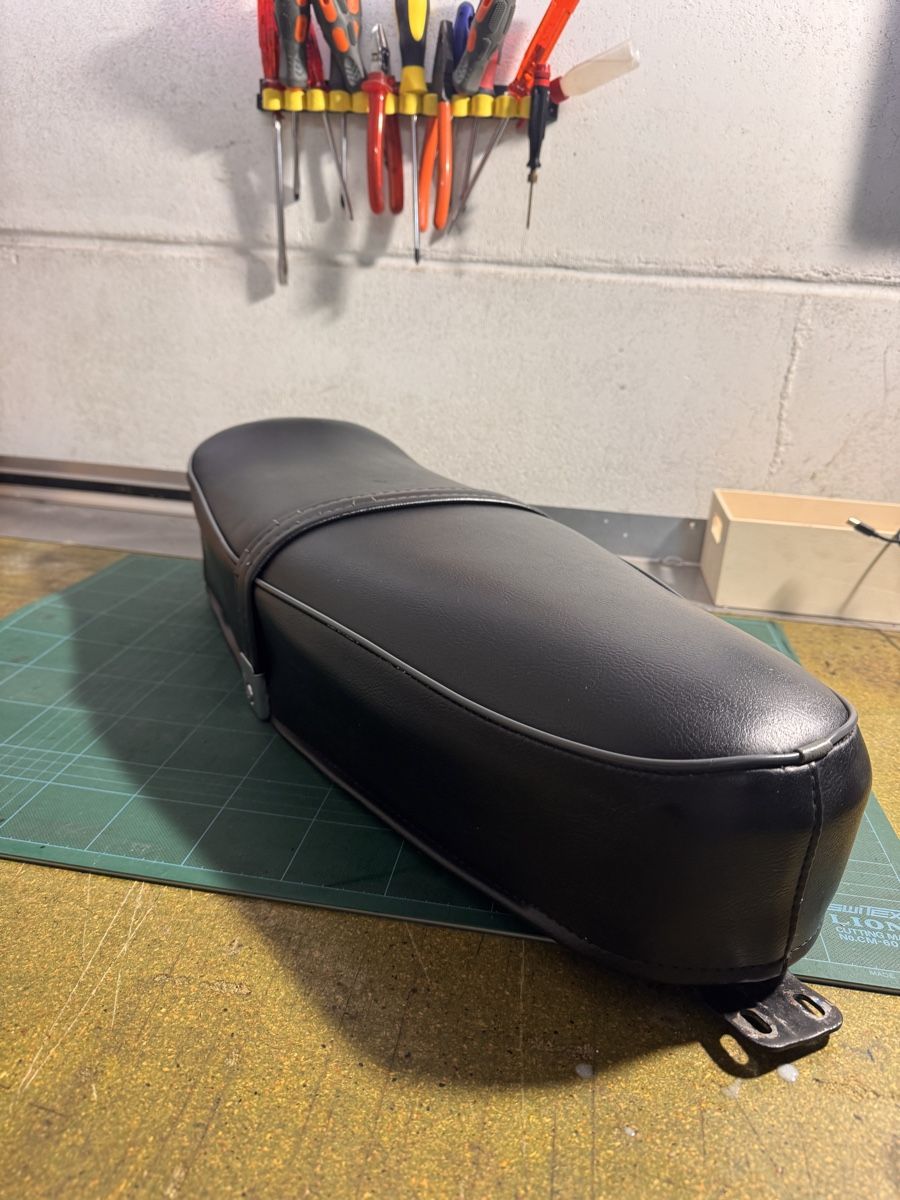Vespa Toutes les pièces détachées moto: Vespa Sitzbank Smallframes – D'occasion à Bern par Roynsky 1