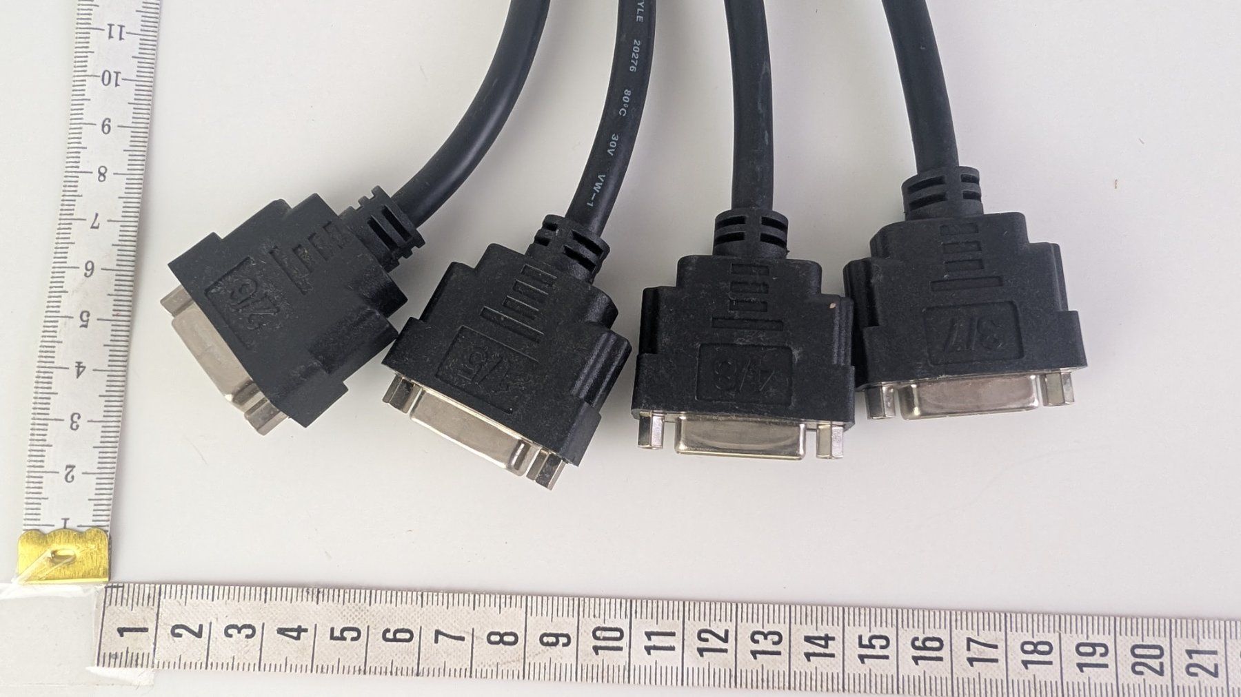 Cavi: Y-Kabel VGA auf 4x VGA – Usato da Zürich venduto da axolottchen 3