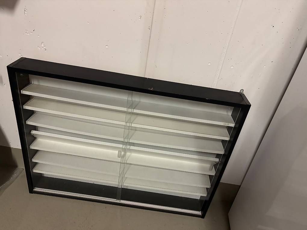 Vitrinen: Hängeregal/ Glasvitrine  – Gebraucht aus Oberdiessbach von shan26 1