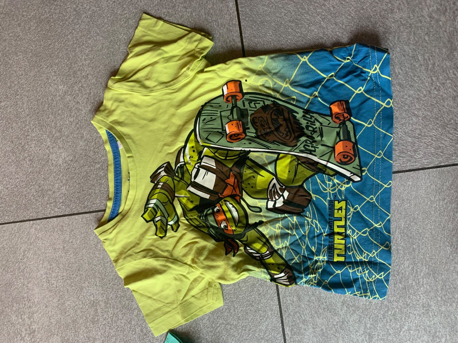 Camicie, T-shirt & Polo: 2 x t shirt TURTLES + Marvel Garcon gr. 98 – Usato da Arbedo venduto da nadia1973 2