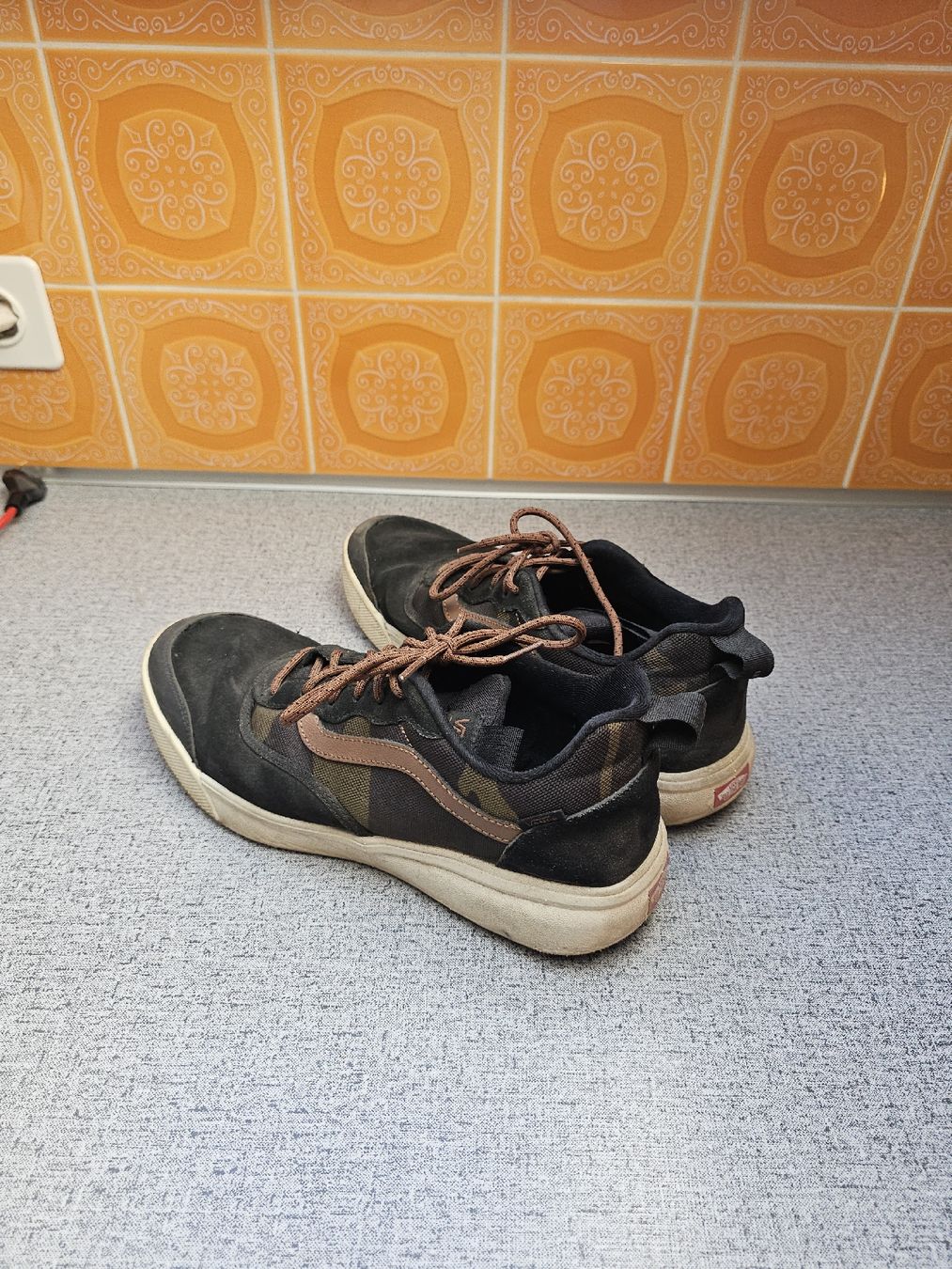 Vans Scarpe da uomo: Vans in schwarz mit Camomuster – Usato da Siselen BE venduto da Janik_98 1