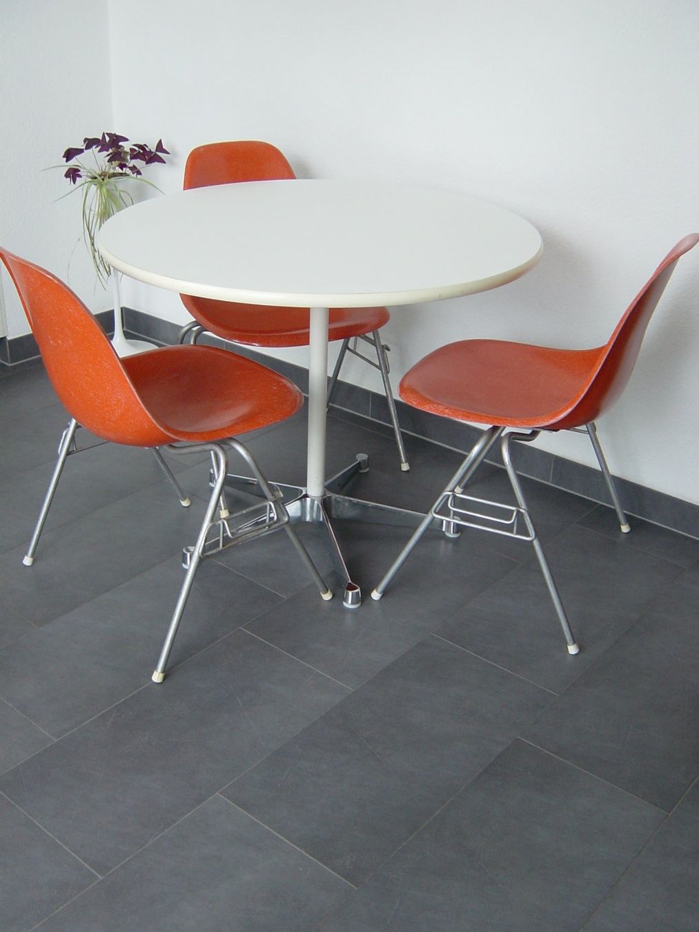 Set de table et chaises: Eames Sitzgruppe – D'occasion à Wil SG par Pin05 3