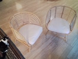 2 Korbstühle / Rattansessel mit hellen Sitzkissen