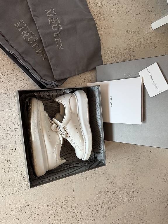 Alexander Mcqueen Scarpe da uomo: Alexander McQueen Oversized Sneaker  Weiss, Grösse 36 – Usato da Turgi venduto da janjjne