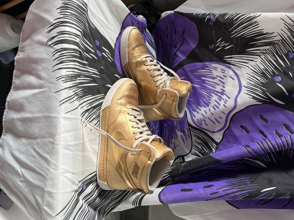 chaussure nike doré
