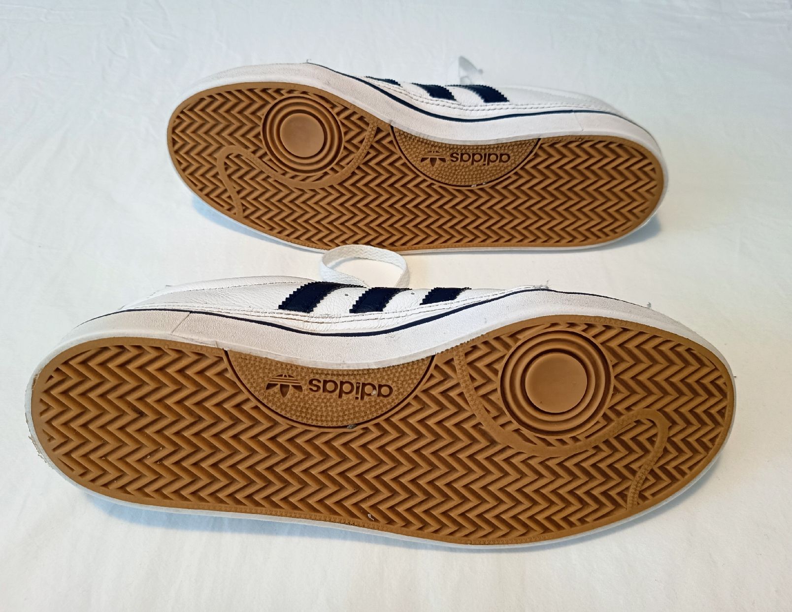 Adidas Scarpe da uomo: Adidas Sneakers - White/Navy - Size US 6.5 – Usato da Basel venduto da beg_6v7r 4