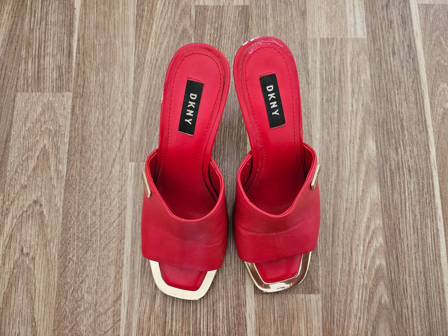 DKNY Damenschuhe: DKNY Bronx Pantolette in Rot, Grösse 37 – Gebraucht aus Zürich von natalos
