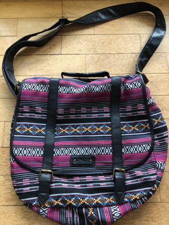 Schöne farbenfrohe Dakine-Tasche