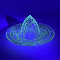 Presse-agrumes en ouraline vintage verre uranium UV