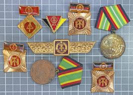 DDR Medaillen- und Pin Lot mit 9 Exemplaren