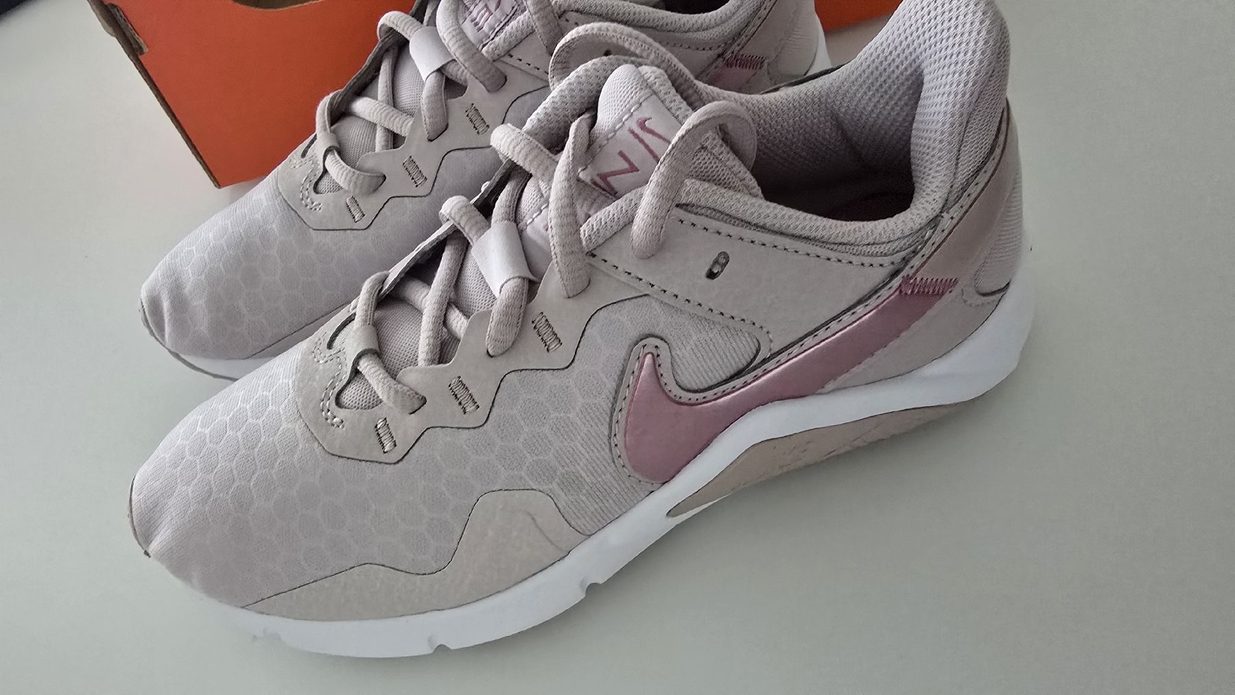Nike Schuhe für Mädchen: Basket Nike 35.5 neuve – Neu und originalverpackt aus Estavayer-Le-Lac von zazadavidson