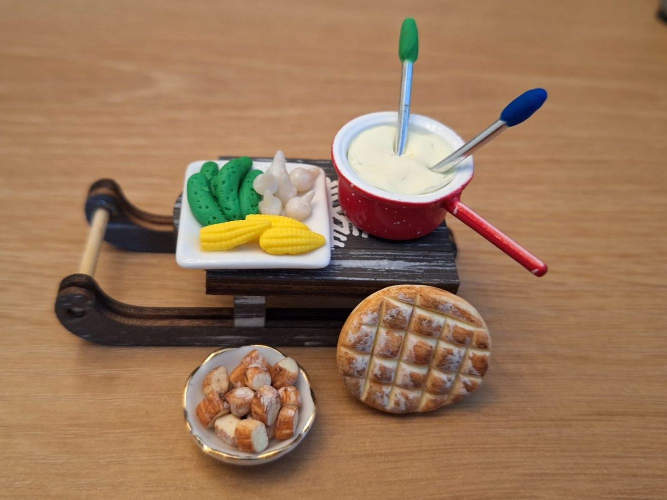 Case e mobili per bambole: Handmade Fondue Schlitten – Nuovo (secondo la descrizione) da Zürich venduto da HandmadeTinyFood 2