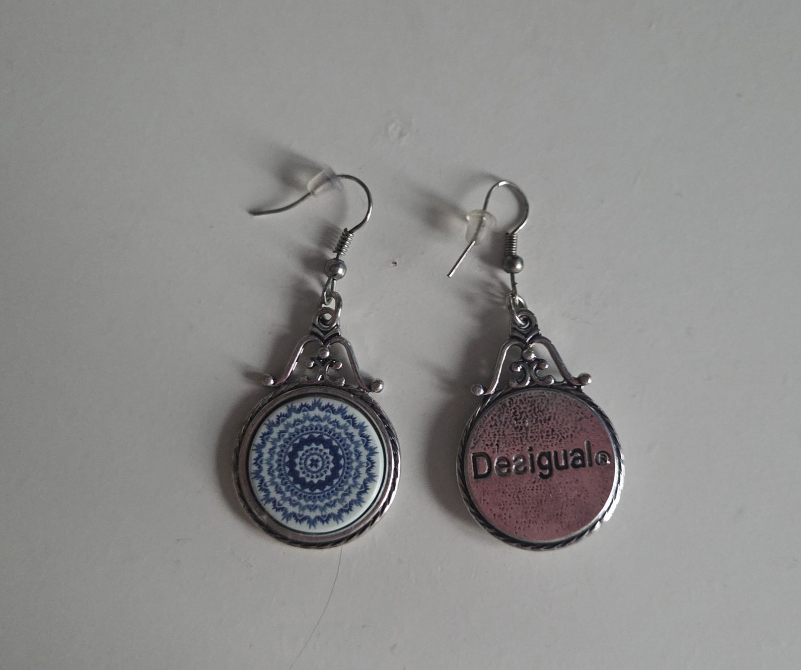 Ohrringe & -stecker: Ohrringe Desigual Silberfarben mit Mandala Muster – Gebraucht aus Egg b. Zürich von mbe_qc2g 1