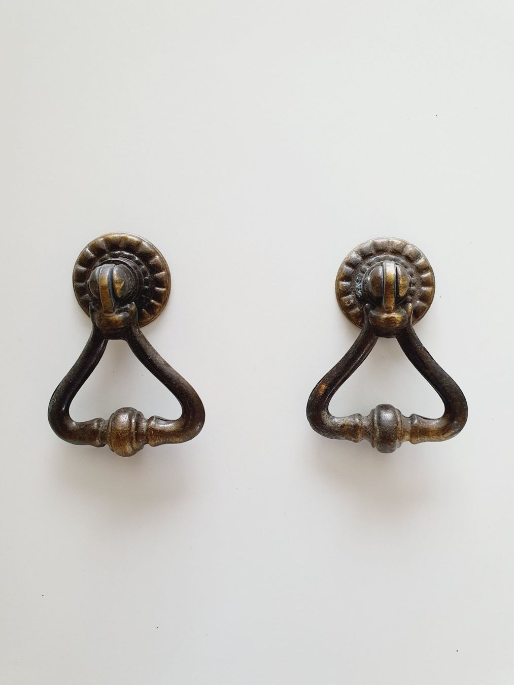 Ferramenta: 2 Möbelgriffe / Griffe im Antik Style – Usato da Marbach SG venduto da ShabbyChicBrocante
