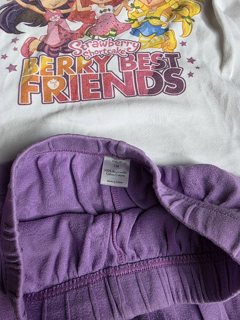 Pyjamas: Mädchen Pyjama zwei Set Grösse 128 – D'occasion à Toffen par ver_x68f 5