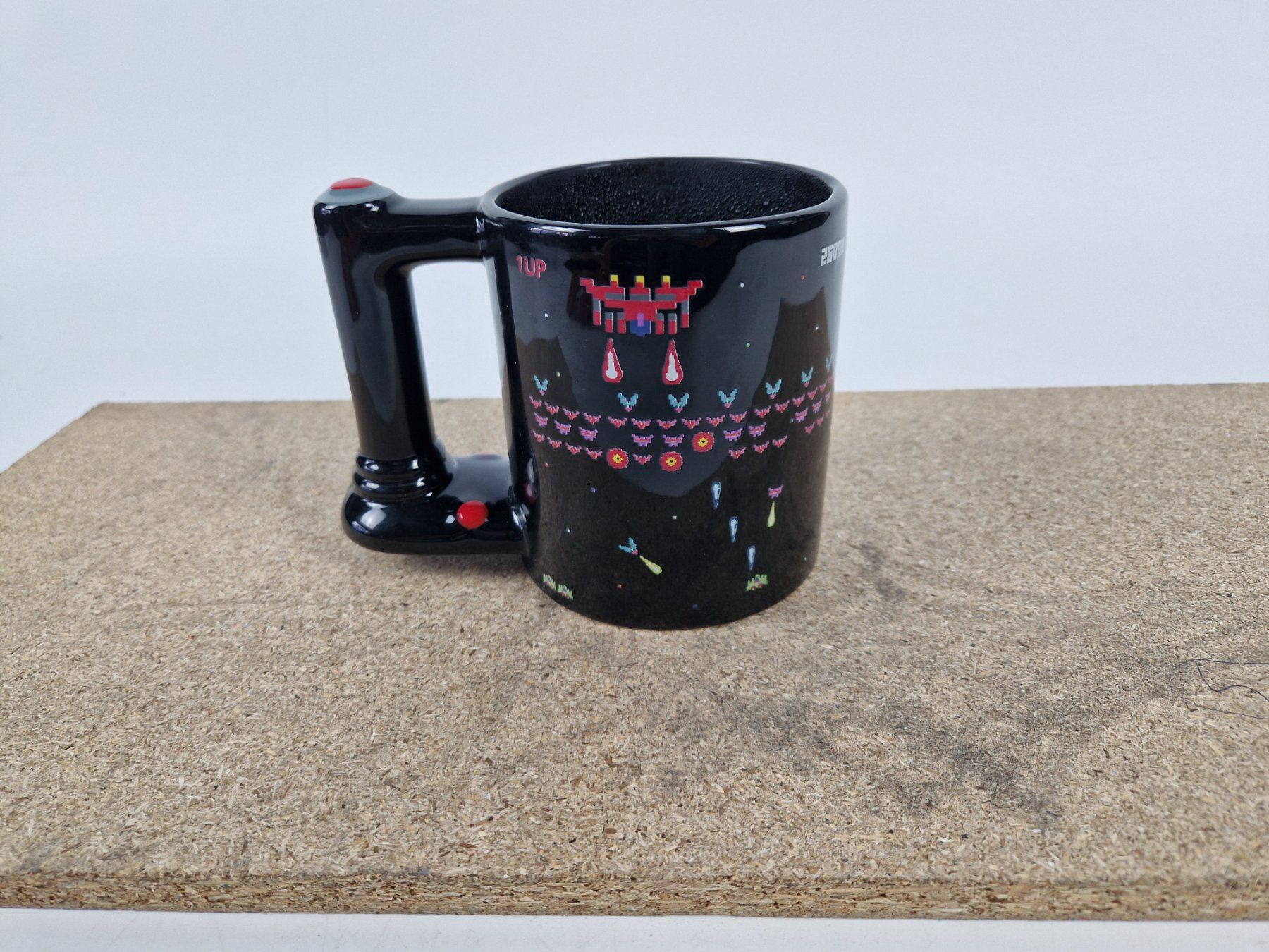 Tasses: Space Invaders Kaffeetasse Controller Griff Schwarz Neu – D'occasion à Muhen par Restwert_Muhen 2