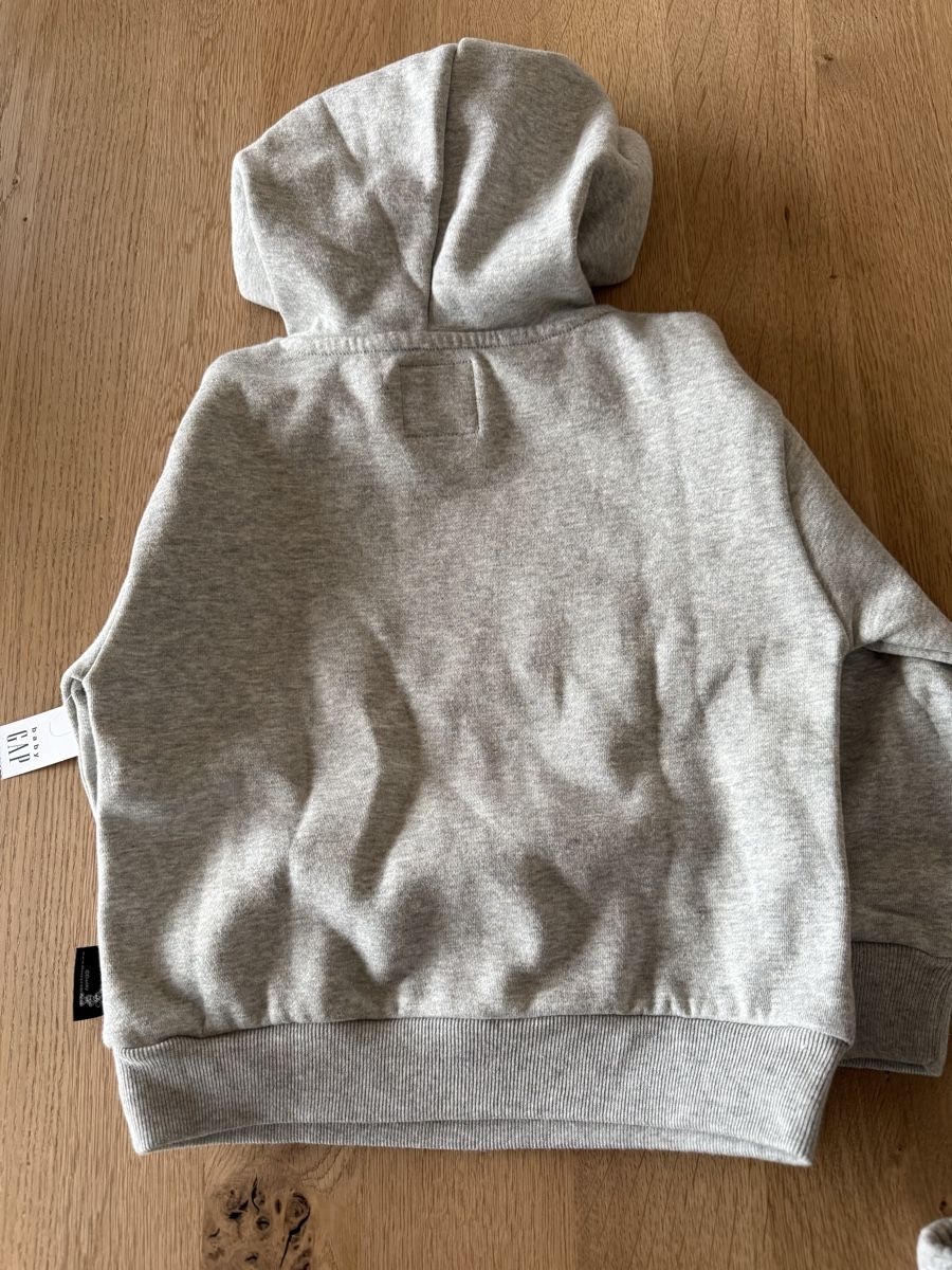 Gap Lotti di vestiti: GAP Disney Trainer Mickey Mouse Grösse 4Y – Nuovo e nell'imballaggio originale da Goldswil venduto da Fisel 2