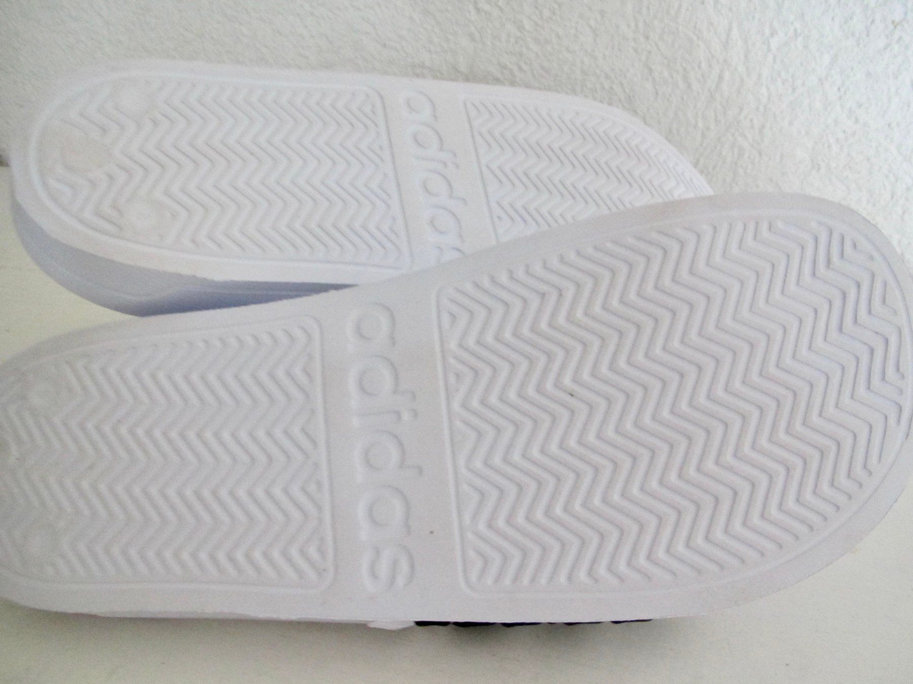Adidas Herrenschuhe: CHAUSSURES DE BAIN ADILETTEN 42 – Neu (gemäss Beschreibung) aus Murten von Selliot 3