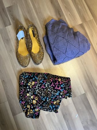 Damenkleidung Frühlings-Set: Jäckchen, Hose, Ballerinas 