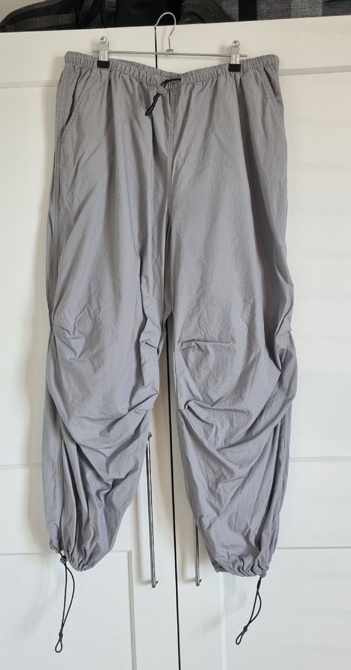 H&M Pantaloni: H&M "Fallschirmhose", hellgrau, Grösse M – Usato da Düdingen venduto da 20m_f8bn