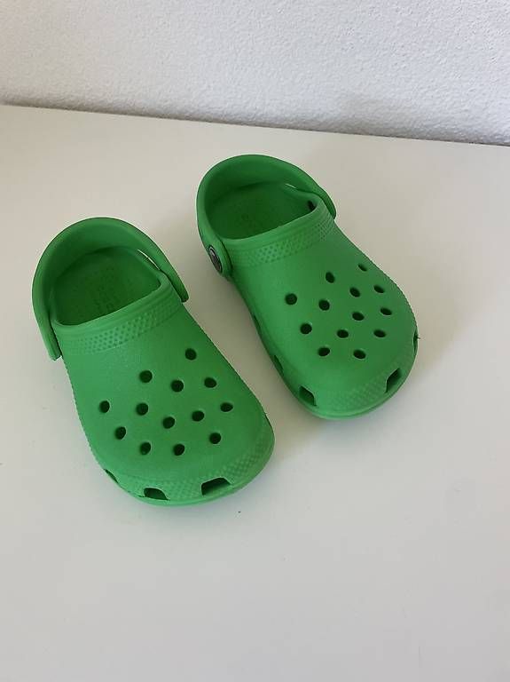 Crocs Schuhe für Jungen: Crocs Grösse 25-26 – Gebraucht aus Glis von SabrinaXA