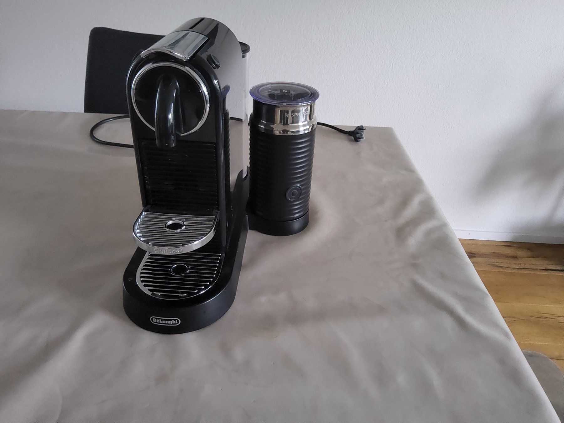 Nespresso Kaffeemaschinen & Espressomaschinen: Nespresso CitiZ&Milk De Longhi – Gebraucht aus Oberwil BL von henry44