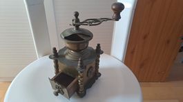 Versteigere Messingkaffemühle aus dem Zeitraum 1850-1900
