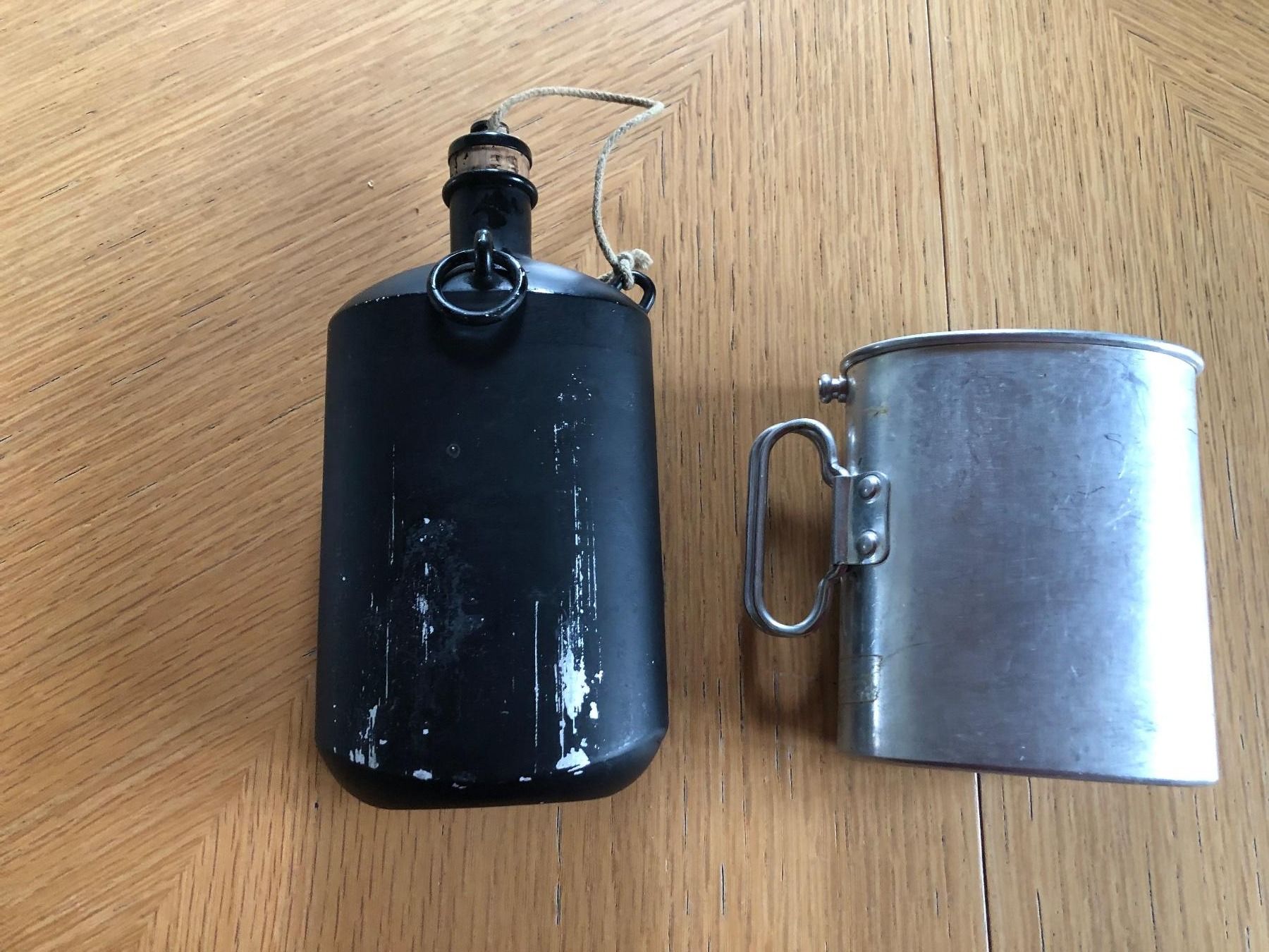 Schweizer Armee Attrezzatura & Pezzi di ricambio: Militär Feldflasche mit Trinkbecher Alu – Usato da Schübelbach venduto da Dolly990_2 1