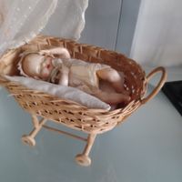 kleiner Puppenstubenwagen 50igerjahre mit süssem Püppchen
