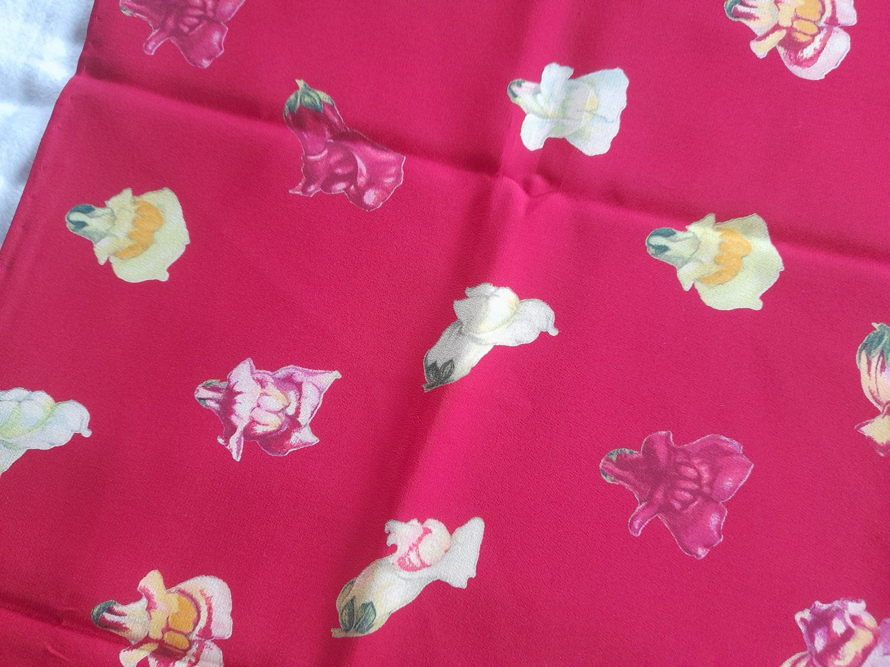 Fabric Frontline Foulard & Sciarpe: FRÖHLICHER SCHAL MIT LÖWENMÄULCHEN VON FABRIC FRONTLINE – Usato da Lenzburg venduto da mayfair02 4